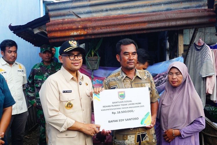 Bupati Batang M Faiz Kurniawan saat menyerahkan bantuan RTLH secara simbolis di Kelurahan Karangasem Selatan, Kecamatan Batang, Kabupaten Batang, Jumat (9/5/2025).
