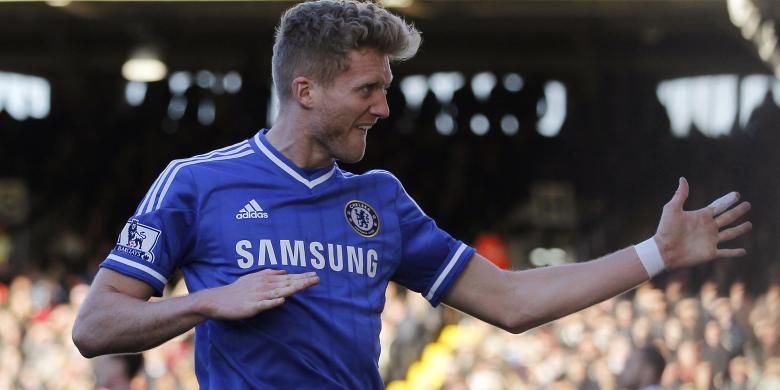 Striker Chelsea asal Jerman, Andre Schurrle, merayakan gol yang dicetaknya ke gawang Fulham dalam laga Premier League, Sabtu (1/3/2014).