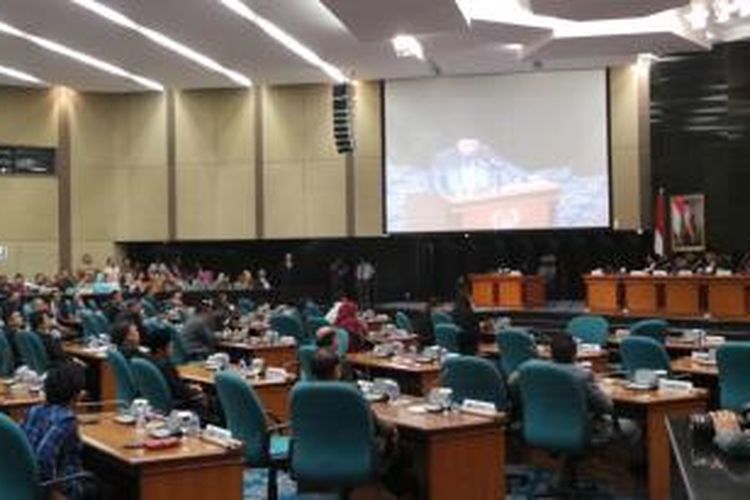 Suasana paripurna pengajuan angket DPRD DKI kepada Gubernur DKI Jakarta Basuki Tjahaja Purnama, di Gedung DPRD DKI Jakarta, Jumat (27/2/2015).