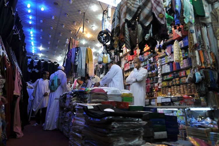 Jamaah mengunjungi pasar yang berada di dekat Masjid Agung Mekah untuk membeli suvenir.