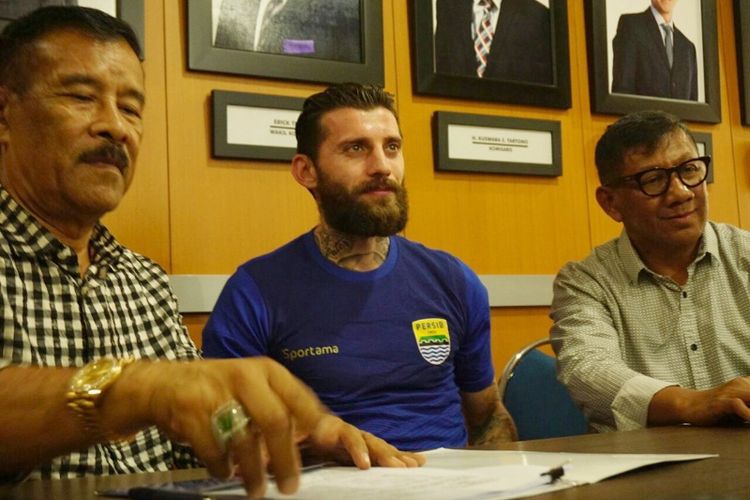 Bojan Malisic, saat menandatangani kontrak sebagai pemain Persib di Graha Persib, Jalan Sulanjana, Jumat (5/1/2018).