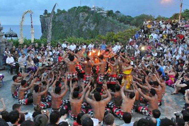 Pertunjukan tari kecak di Uluwatu, Bali, Kamis (6/6/2013). Tari kecak yang dimainkan tiap hari di pura ini bisa menyedot hampir seribu penonton.