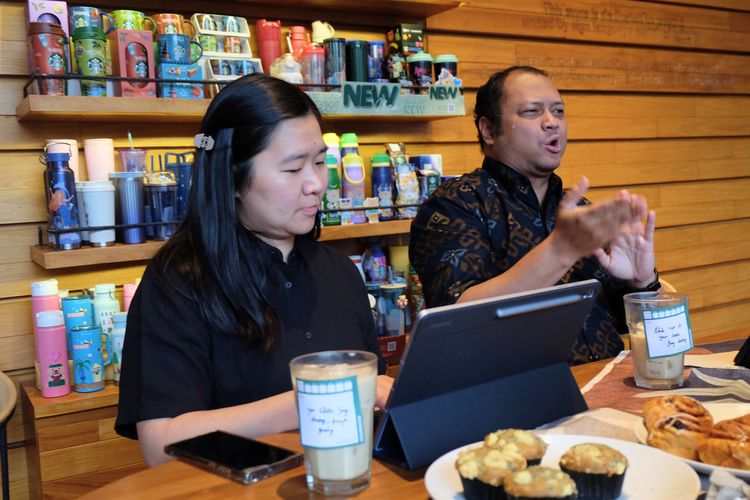 (Kiri-Kanan) Ketua Pusat Bahasa Isyarat Indonesia (Pusbisindo) periode 2020?2025, Laura Lesmana Wijaya, dan Ketua Pusbisindo periode 2025?2030, Kusumo Perwira atau Momi. 