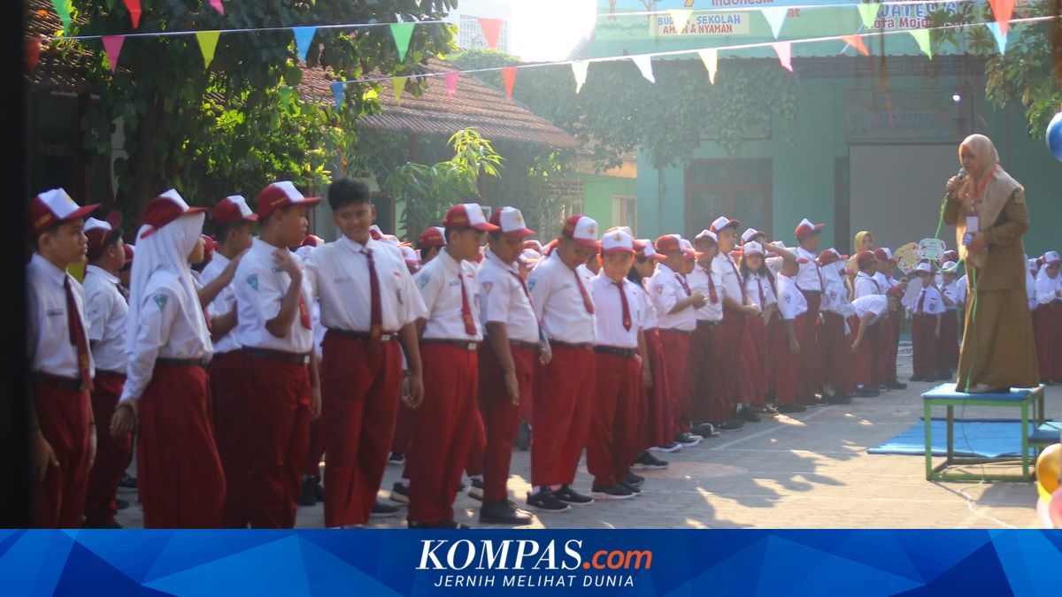 Ketika Ayah di Kota Mojokerto Rela Izin Kerja untuk Temani Hari Pertama Anak ke Sekolah