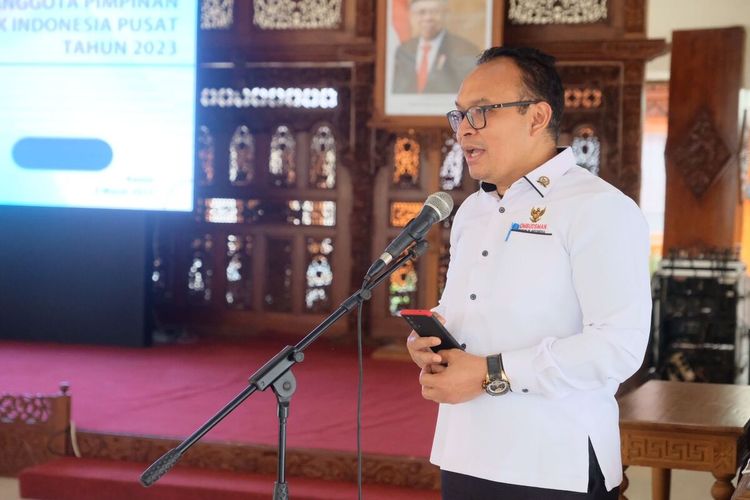 Anggota Ombudsman RI Robert Na Endi Jaweng saat kunjungan kerja di Pendopo Pengabdian Wali Kota Magelang, Jawa Tengah, Kamis (2/3/2023)