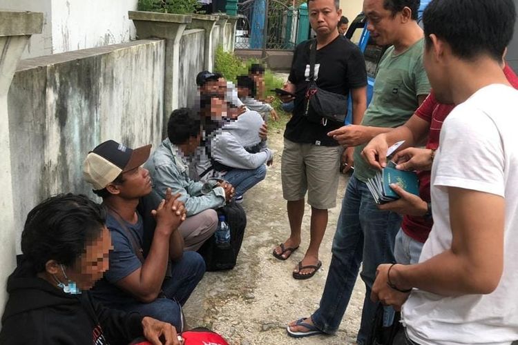 20 calon buruh ilegal asal Jawa Timur saat diamankan polisi di Nunukan. Kalimantan Utara.