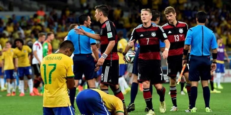 Pemain Brasil berlutut atas kekalahan timnya dalam laga melawan Jerman di semifinal Piala Dunia 2014 di Mineirao Stadium, Belo Horizonte, Brasil, 8 Juli 2014. Brasil harus mengakui keunggulan Jerman dengan skor akhir 7-1.