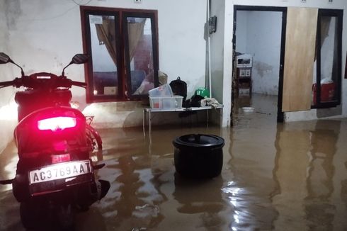 Seorang Lansia Diduga Hanyut Terseret Banjir di Sungai Kediri