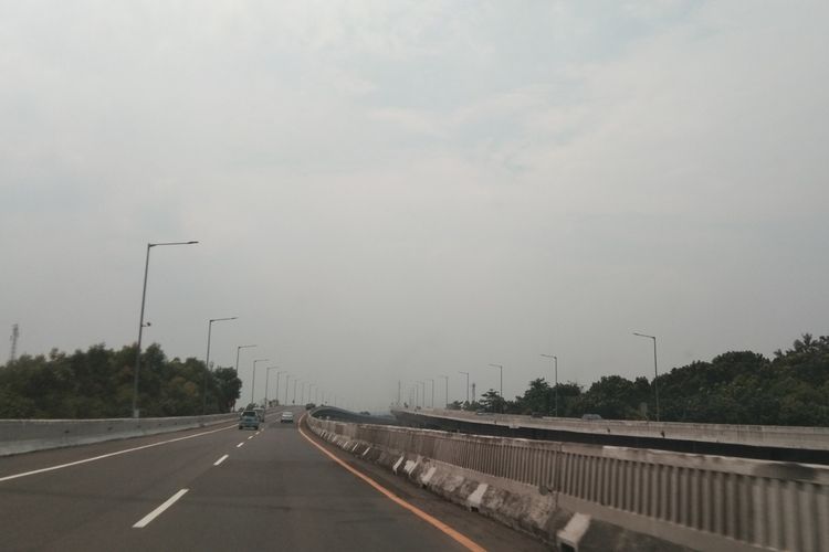 Kondisi lalu lintas di tol MBZ arah Karawang menuju Jakarta pada Jumat (16/12/2022).