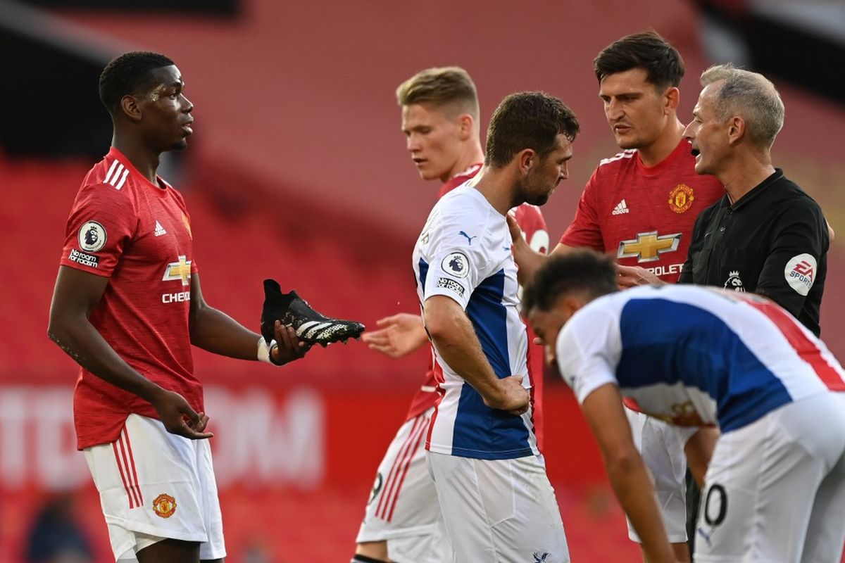 Paul Pogba (kiri) pada laga Man United vs Crystal Palace di Stadion Old Trafford dalam lanjutan pekan kedua Liga Inggris, Sabtu (19/9/2020).