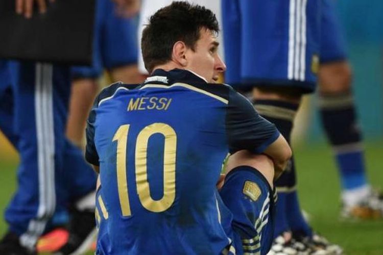 Pemain Argentina Lionel Messi terduduk lesu setelah Argentina dikalahkan Jerman pada laga final Piala Dunia 2014 di Maracana Stadium, Rio de Janeiro, 13 Juli 2014.