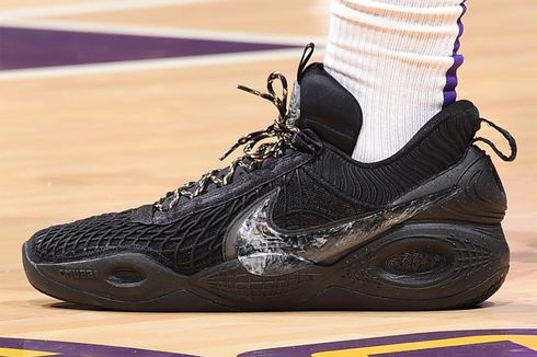 Misterius, Sepatu Nike Cosmic Unity Basketball di Kaki Anthony Davis