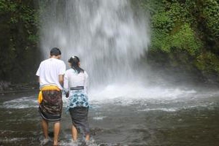 Pengunjung sedang menikmati keindahan Air Terjun Batu Lantang di Desa Sulangai, Petang, Kabupaten Badung, Bali.
