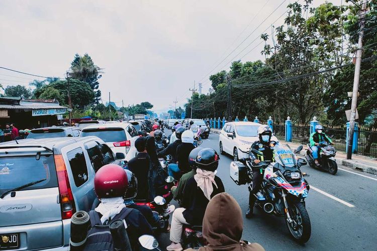 Sejumlah kendaraan terlihat maju perlahan saat melintasi jalur Puncak Bogor, Jawa Barat, Minggu (12/9/2021).