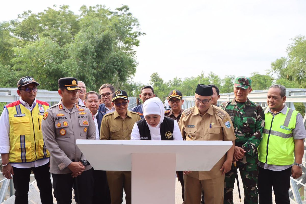 Khofifah meneken prasasti di atas jembatan Bailey yang diresmikan. 