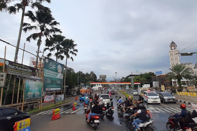 Situasi terkini jalur wisata Puncak Bogor, Jawa Barat, usai dibuka dua arah setelah diberlakukan one way sejak Rabu (24/12/2025) petang