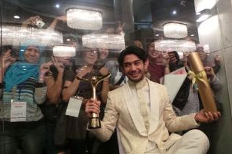 Reza Rahadian meraih Piala Citra untuk kategori Pemeran Utama Pria Terbaik dalam Festival Film Indonesia (FFI) 2013 di Semarang, Sabtu (7/12/2013).