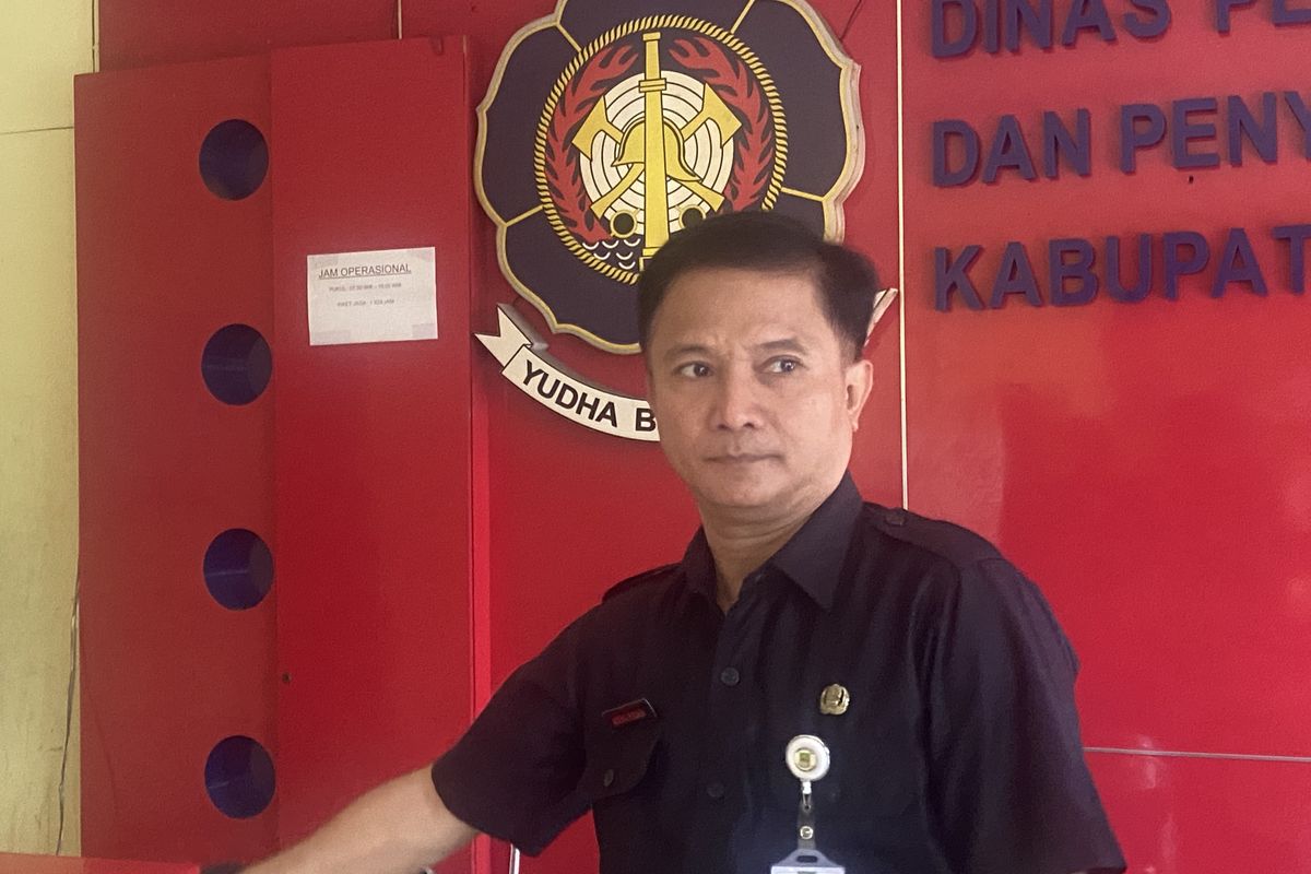 Kepala Disdamkarmat Kabupaten Bekasi Adeng Hudaya saat ditemui di kantornya, Rabu (7/5/2025).
