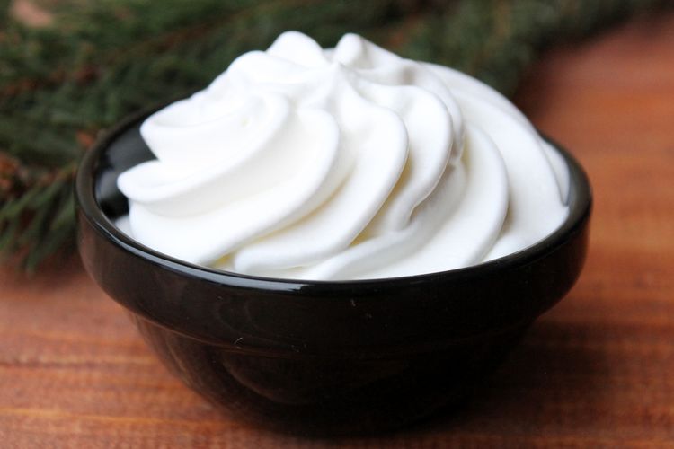 Ilustrasi whipped cream di dalam mangkuk. 