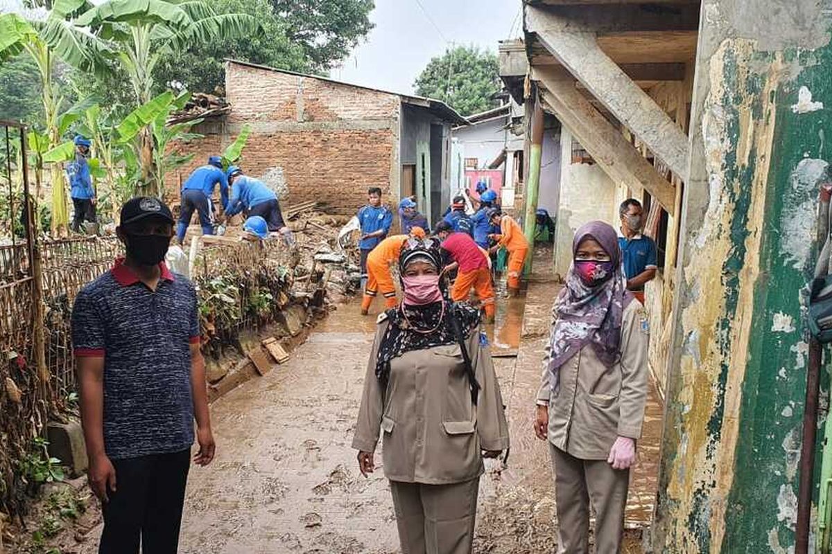 Warga Kelurahan Balekambang, Kramat Jati, Jakarta Timur bersihkan sisa lumpur akibat banjir, Selasa (19/5/2020).