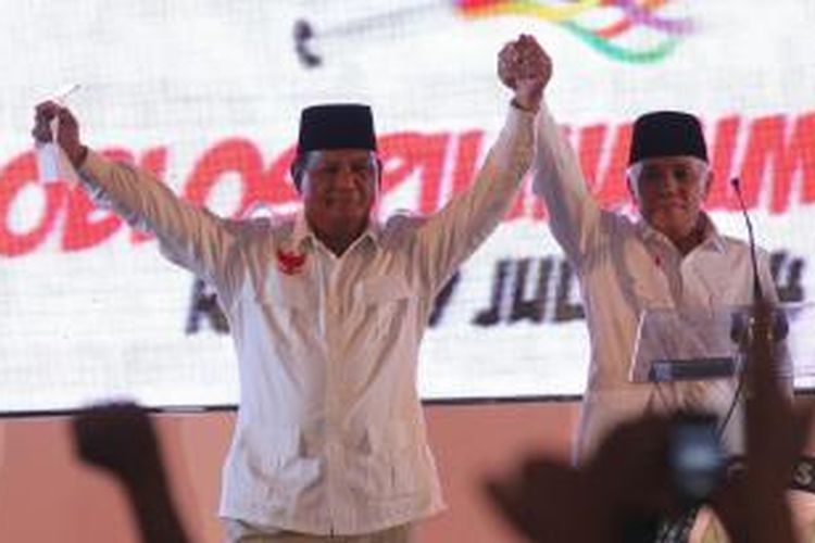 Calon presiden Prabowo Subianto dan calon wakil presiden Hatta Rajasa saling berpegangan tangan saat mengikuti acara Deklarasi Pemilu Berintegritas dan Damai di Jakarta, Selasa (3/6/2014). Deklarasi yang diselenggarakan Komisi Pemilihan Umum ini menandai dimulainya masa kampanye pilpres dari 4 Juni hingga 5 Juli 2014.