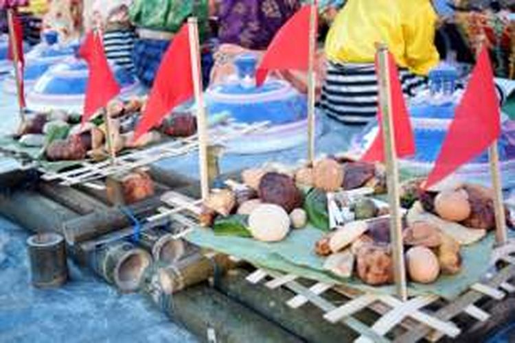 Masyarakat Pulau Makasar, Kota Baubau, Sulawesi Tenggara, Minggu (16/10/2016), memberi sesajen kepada penguasa lautan untuk menghindari bahaya dan rintangan. Isi sesajen seperti aneka macam kua khas Buton seperti pinang, sirih, rokok dan darah kambing. 