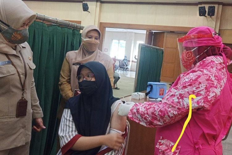 Tangkapan layar akun instagram @kominfotikjakbar proses vaksinasi Covid-19 di Kantor Walikota Jakarta Barat, Kembangan, Jakarta Barat, pada Selasa (6/7/2021).
