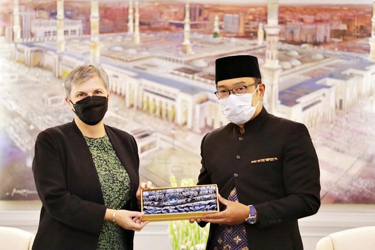 Gubernur Jawa Barat Ridwan Kamil menerima Duta Besar Australia untuk Indonesia Penny Williams di Gedung Pakuan, Bandung, Jawa Barat, Rabu (13/10/2021). 