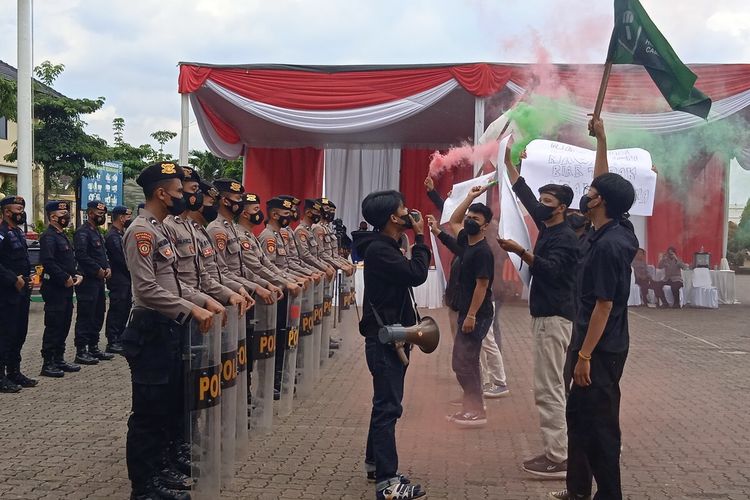 Peserta lomba aksi unjuk rasa di Mapolda Lampung menyalurkan aspirasi mereka terkait penanganan HAM di Indonesia, Kamis (2/12/2021). 