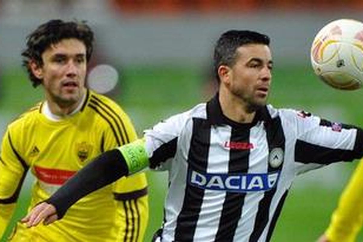 Gelandang Anzhi Makhachkala, Yuri Zhirkov (kiri), tengah membayangi striker veteran dan kapten Udinese, Antonio Di Natale (tengah), dalam laga matchday kelima Liga Europa di Stadion Lokomotiv, Moskwa, Kamis (22/11/2012). Anzhi akhirnya menang 2-0 dan lolos ke babak selanjutnya.
