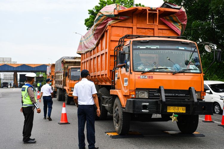 Penertiban angkutan barang melanggar aturan Over Dimension dan Over Load (ODOL) yang dilakukan di ruas tol Tol Belawan-Medan-Tj. Morawa (Belmera). 