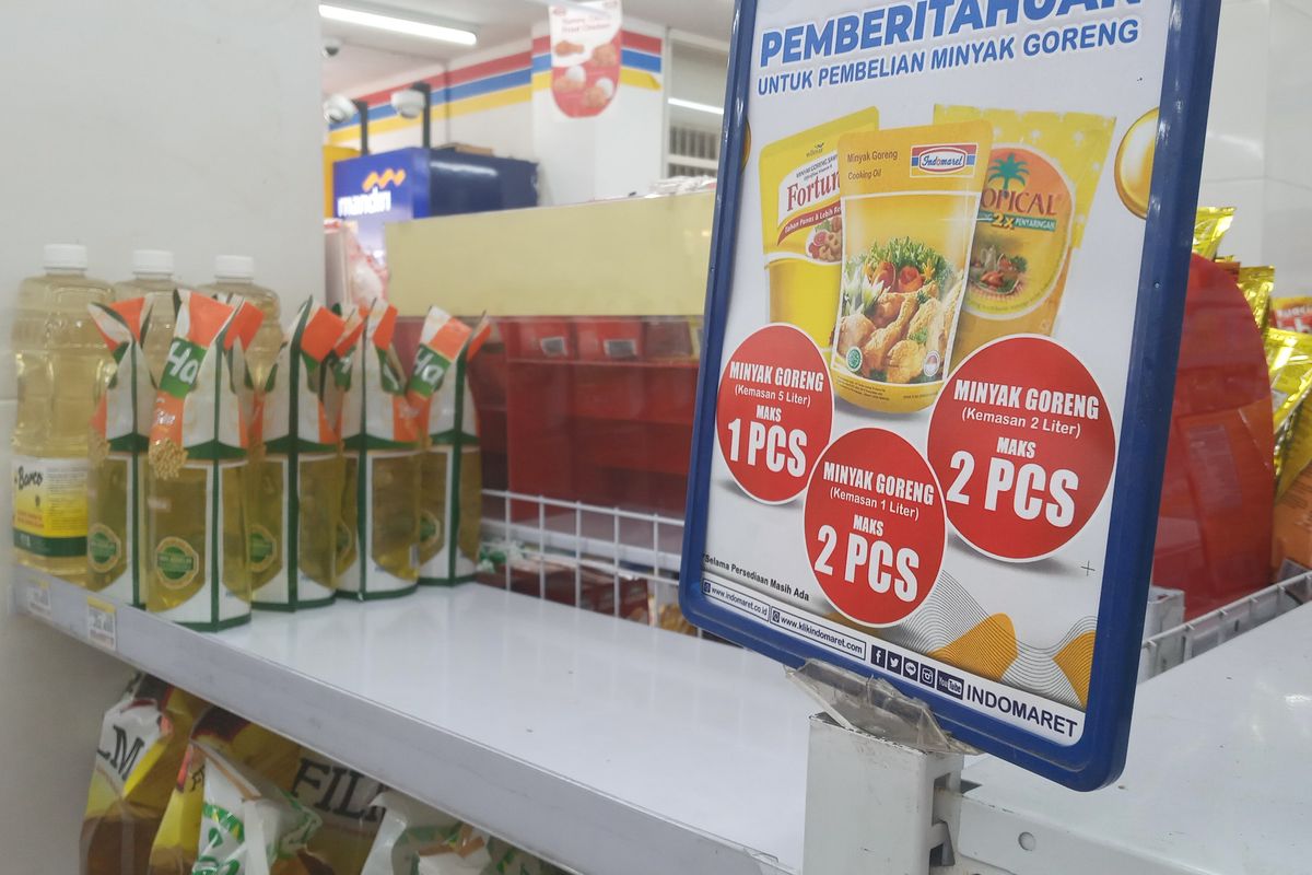 Rak minyak goreng Indomaret