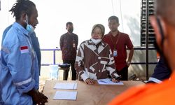 Sejahterakan Nelayan Papua, Kemensos Latih 12 Pemuda Bangun Kapal Fiberglass