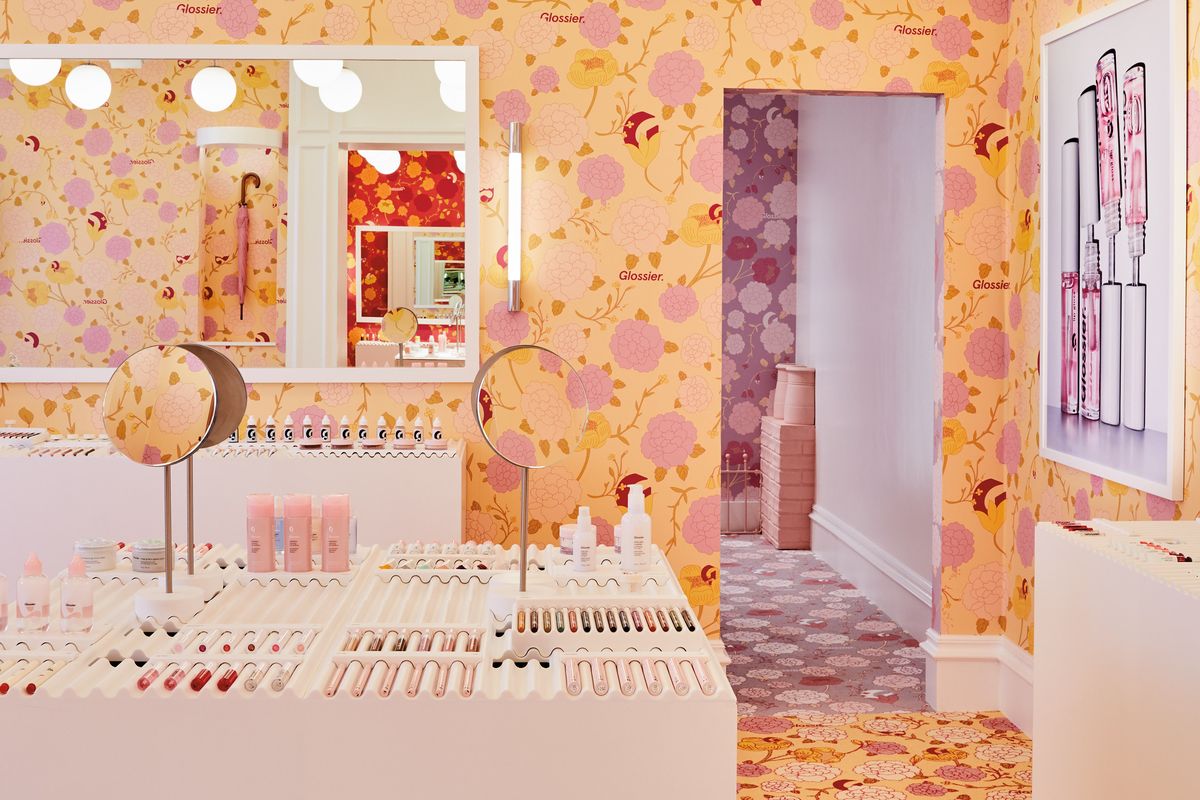 Warna-Warni Bunga Hiasi Toko Glossier London