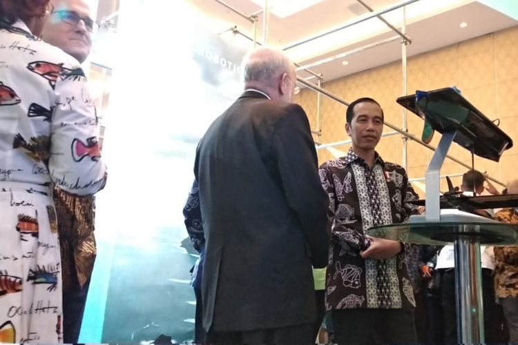 Presiden Joko Widodo didampingi Menteri Kelautan dan Perikanan Susi Pujiastuti berkeliling menghampiri peserta OOC 2018 di Bali Nusa Dua Conference Center, Senin (29/10/2018). Presiden Joko Widodo sedang melihat  Liquid Robotics buatan Boeing.