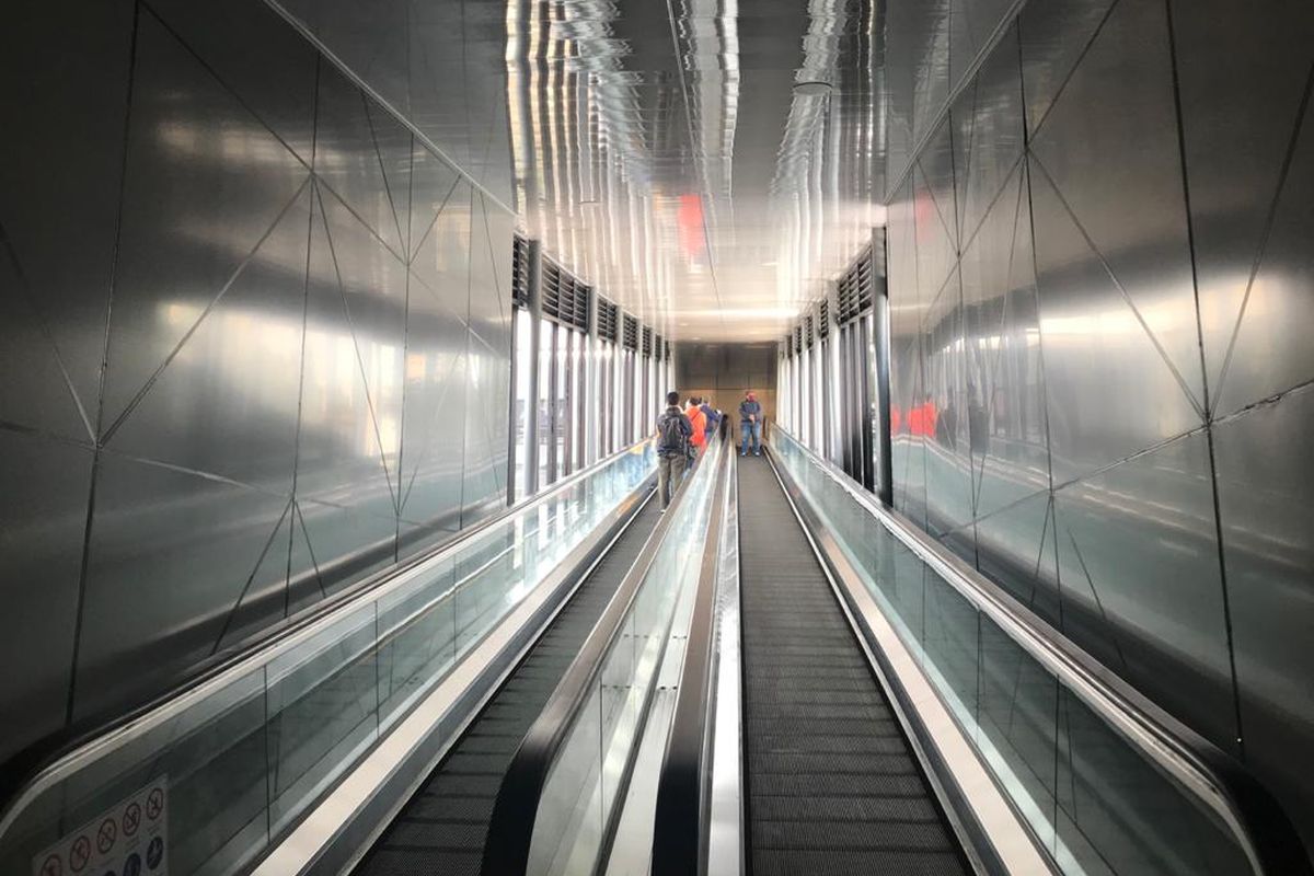 Stasiun Bandung kini memiliki Skybridge untuk membantu penumpang berpindah peron dengan nyaman. Konsep skybrodge yang modern, berpadu dengan bangunan heritage Stasiun Bandung.  