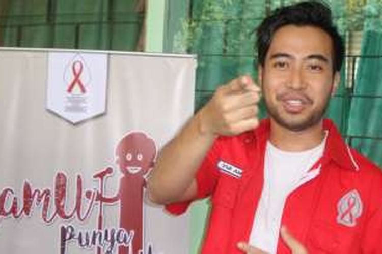 Vidi Aldiano diabadikan setelah mengisi sebuah seminar mengenai HIV/AIDS di SMA Negeri 70, Jakarta Selatan, Kamis (4/8/2016).