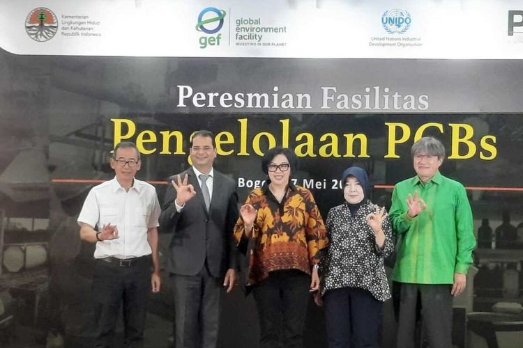 Kementerian Lingkungan Hidup dan Kehutanan (KLHK) saat meresmikan fasilitas pengolahan limbah berbahaya atau PCBs (Polychlorinated Biphenyls) pertama di Indonesia yang siap dioperasikan di wilayah Klapanunggal, Bogor, Jawa Barat, Kamis (18/5/2023).