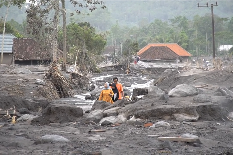 Rumah rusak akibat erupsi Gunung Semeru