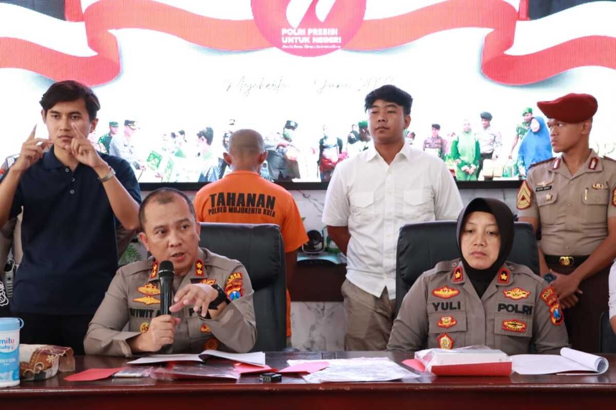 Kapolres Mojokerto Kota AKBP Wiwit Adisatria, menyampaikan keterangan hasil pengungkapan dan pemeriksaan terkait kasus pembunuhan AE (15), siswi salah satu SMPN di Kabupaten Mojokerto, Jawa Timur, Rabu (14/6/2023).