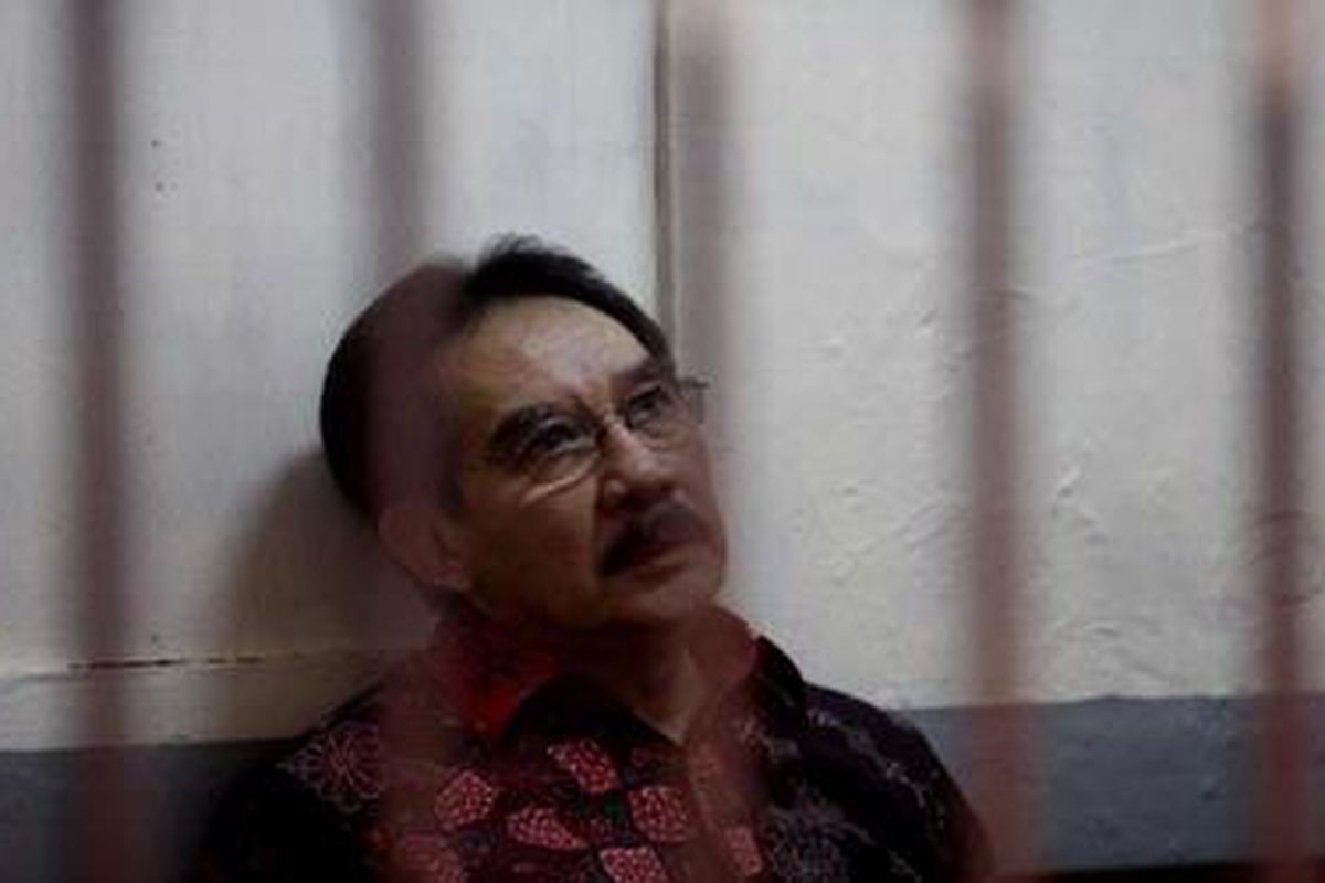 Antasari Azhar, terdakwa kasus pembunuhan Direktur PT Putera Rajawali Banjaran, Nasrudin Zulkarnaen, menunggu untuk menjalani sidang lanjutan, di Pengadilan Negeri Jakarta Selatan, Jumat (5/2/2010).