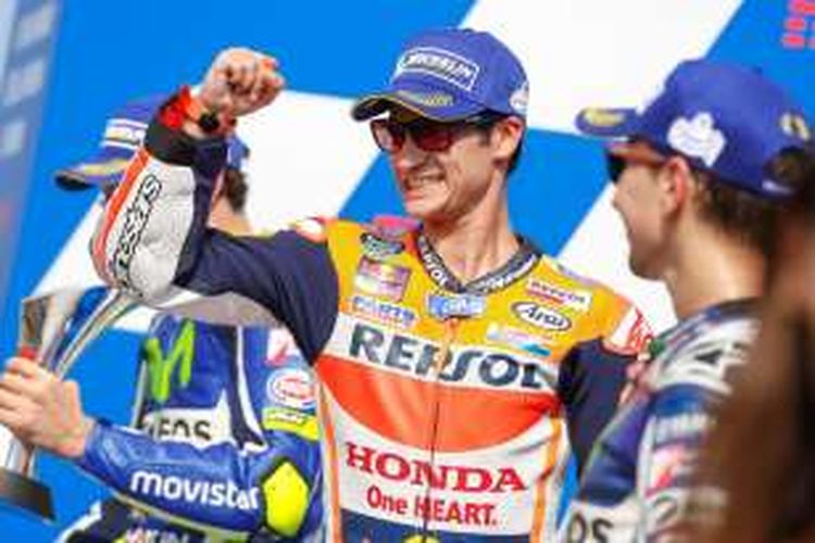 Pebalap Repsol Honda asal Spanyol, Dani Pedrosa, merayakan kemenangannya pada balapan GP San Marino di Sirkuit Misano, Minggu (11/9/2016).