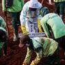 Satu Tahun Pandemi Covid-19, Duka Tukang Gali Kubur yang Harus Pulang Malam