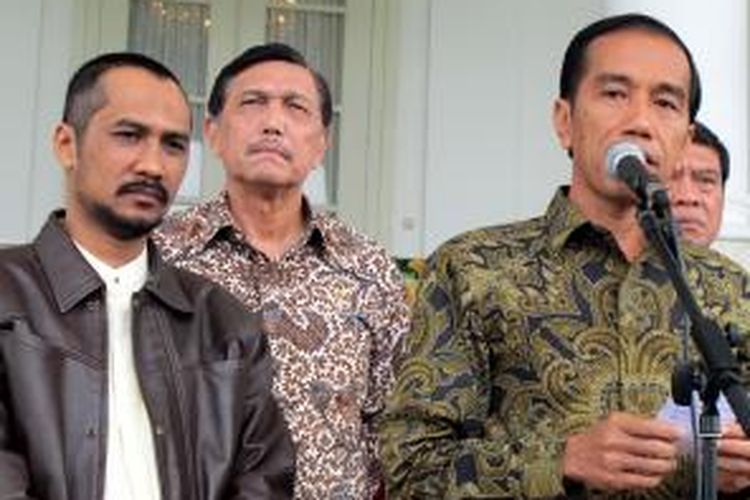 Ketua Komisi Pemberantasan Korupsi (KPK) Abraham Samad (kiri) menyimak penjelasan Presiden Joko Widodo (Jokowi) tentang sikap pemerintah terkait penangkapan Wakil Ketua KPK Bambang Widjojanto oleh Bareskrim Polri, di teras Istana Bogor, Jawa Barat, Jumat (23/1/2015). Presiden meminta institusi Polri dan KPK untuk memastikan proses hukum kasus tersebut harus objektif dan sesuai dengan aturan UU yang berlaku. WARTA KOTA/ALEX SUBAN