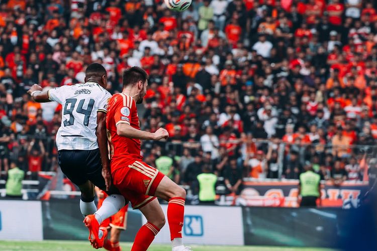 Duel udara antara pemain dua kubu di laga Persija Jakarta vs Persib Bandung pekan kedua Super League 2026-2027, Sabtu (12/9/2026) di Stadion Utama Gelora Bung Karno, Senayan, Jakarta.