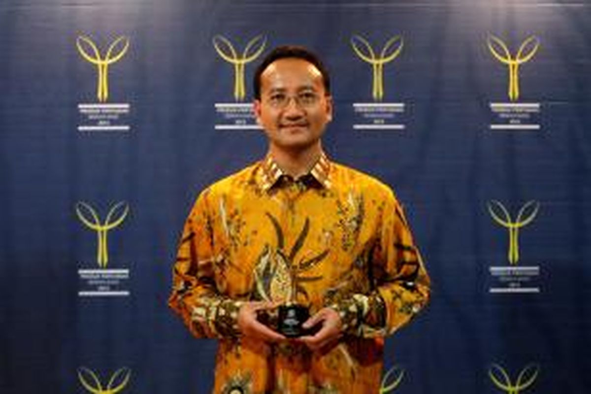 Yos Adiguna Ginting, Member of Board of Directors PT. HM Sampoerna Tbk menerima Anugerah Produk Pertanian Berdaya Saing 2013 kategori corporate social responsibility di kantor Kementerian Pertanian Republik Indonesia, Jakarta Selatan, Kamis (28/11/2013).