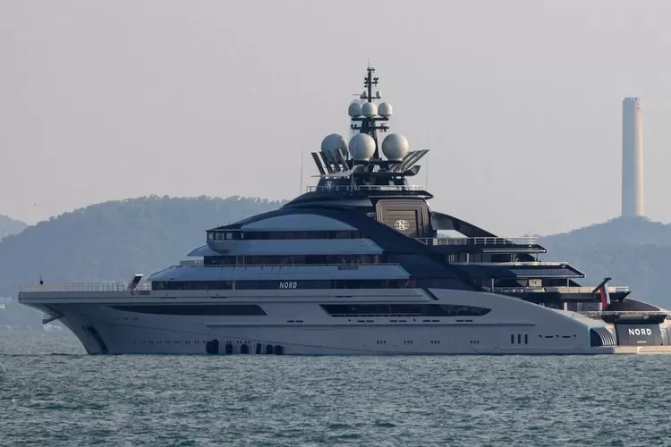 Kapal Pesiar Mewah Rusia Berhasil Lewati Selat Hormuz, Lolos Blokade Iran