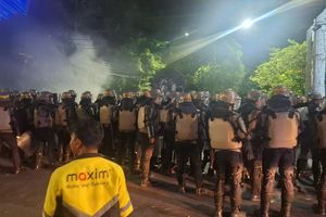 Demo di Makassar Diwarnai Blokir Jalan Berujung Ricuh, Mahasiswa Bentrok dengan Warga
