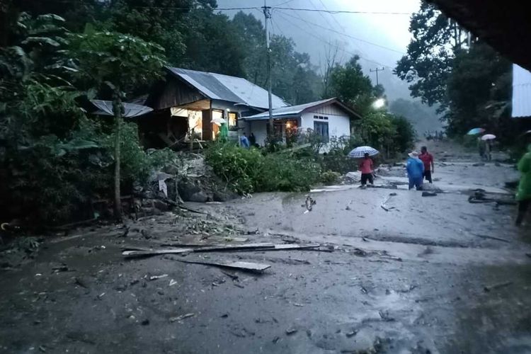 Longsor di Agam, Sumatera Barat menyebabkan akses jalan terputus dan lima rumah rusak, Kamis  (4/6/2020)