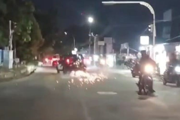 Petugas kepolisian saat melakukan pengejaran terhadap pelaku pencurian hingga tewas ditembak, di Kota Pekanbaru, Riau, Jumat (24/5/2024) malam.